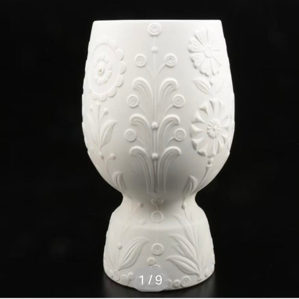Lladró White Porcelain Vase Designed by Julio Fernández, 1971–1974 floral 9x4”